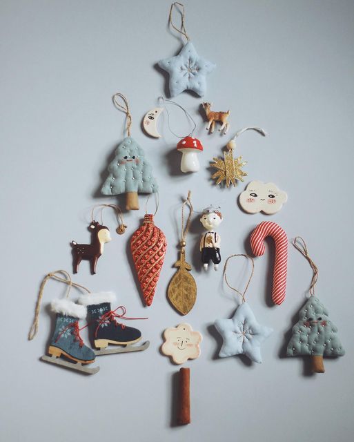 Adornos navideños hechos de tela con bordados a mano