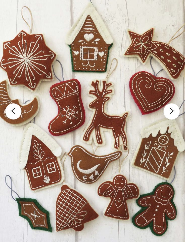 Adornos navideños hechos de tela con bordados a mano
