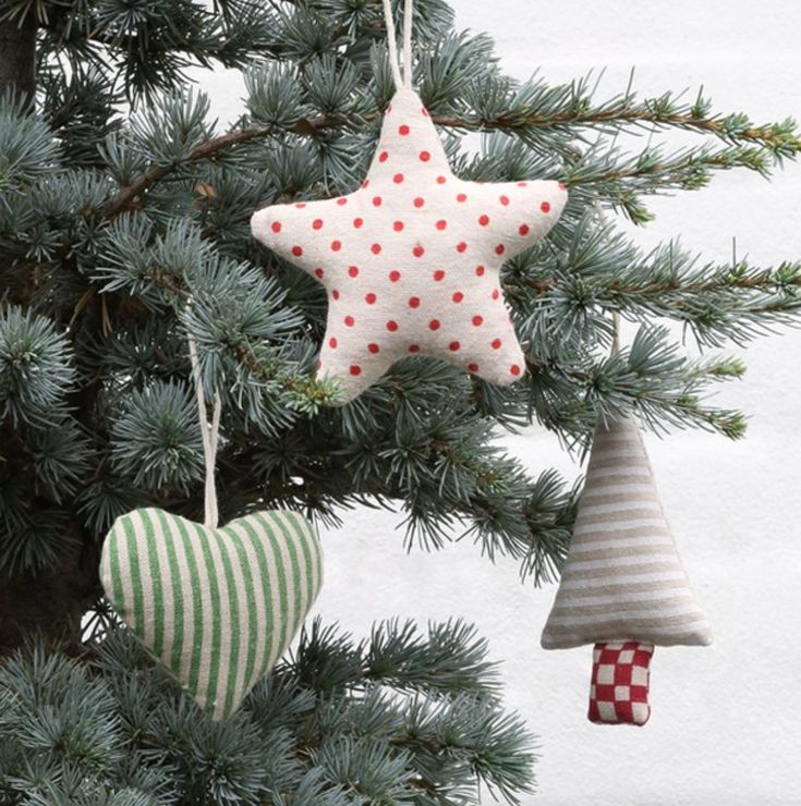 árbol de navidad decorada con adornos navideños hechos a mano