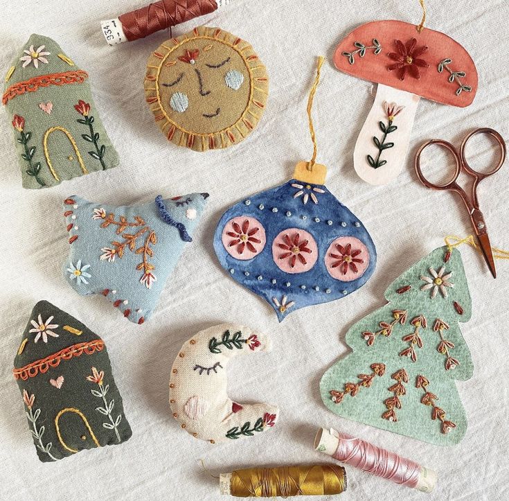 Adornos navideños hechos de tela con bordados a mano
