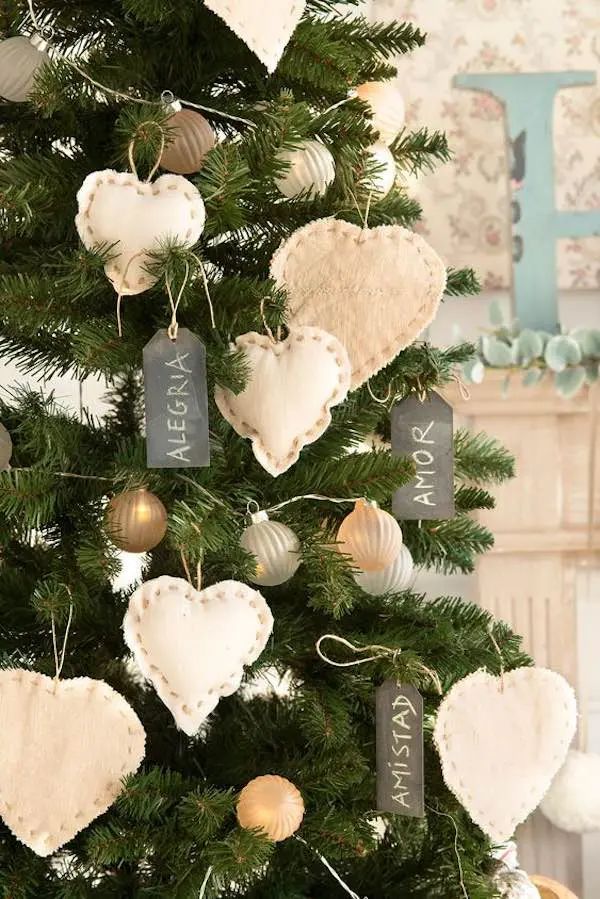 árbol de navidad decorada con palabras positivas como amor, amistad y alegria