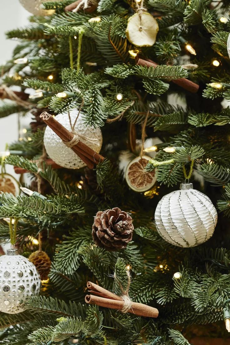 árbol de navidad decorada con palos de canela y rodajas de naranja