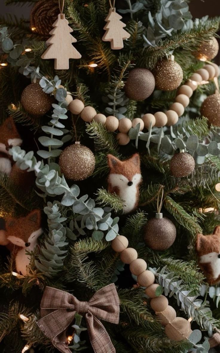 árbol de navidad decorada con ramos de eucalipto