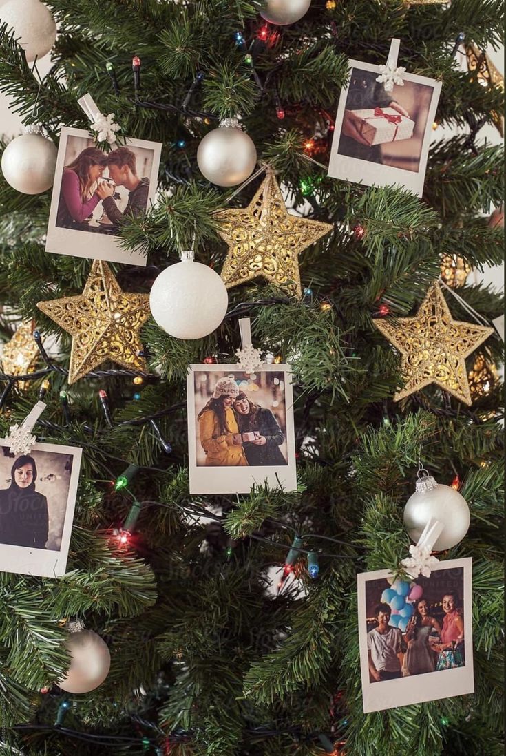 árbol de navidad decorada con fotos