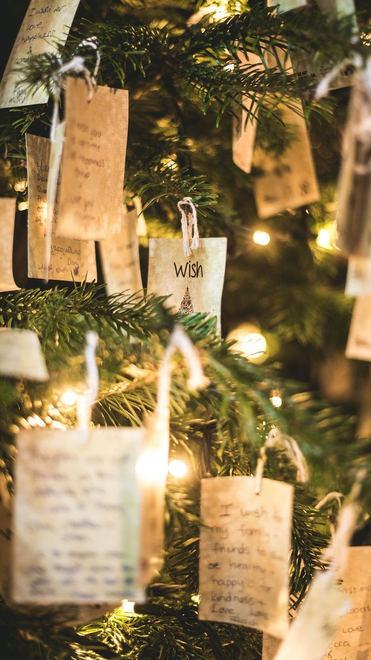 árbol de navidad decorada con mensajes